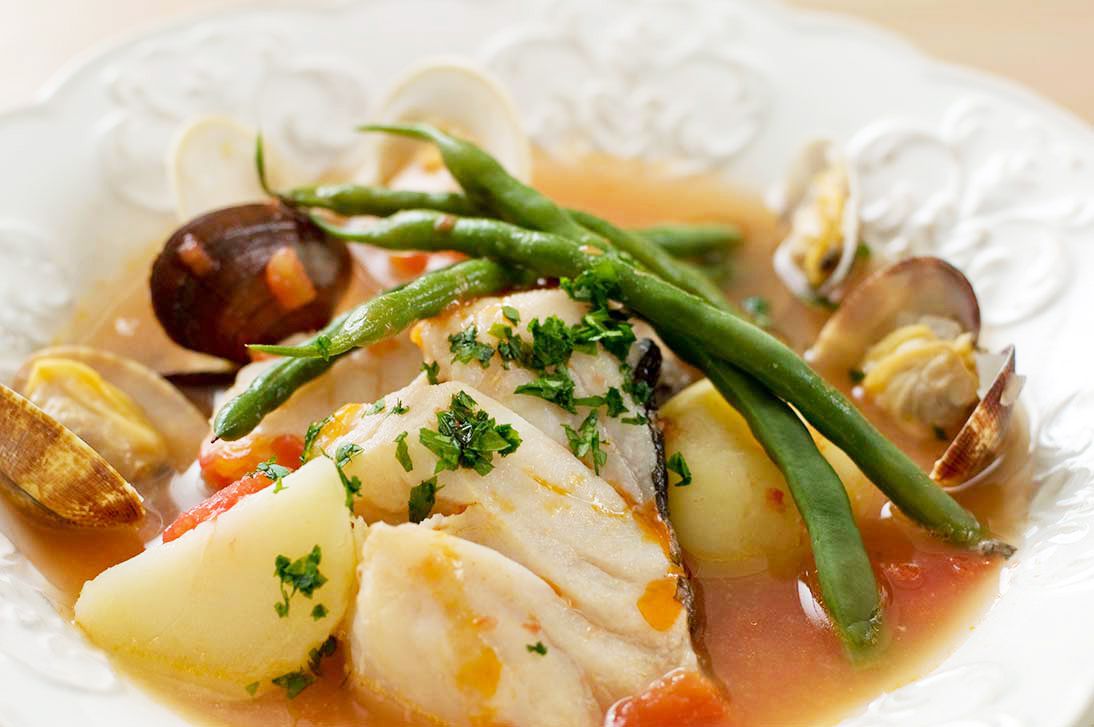 Garlic-flavored Soup with Cod and Clam